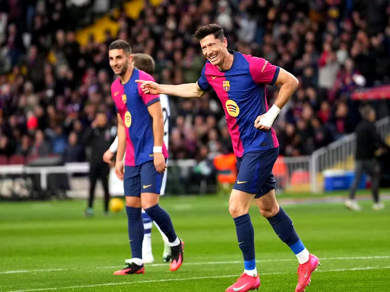 塞尔维亚队不断突破！，莱万多夫斯基连续十二场比赛得分超过夺冠赢得满堂喝彩的简单介绍九游游戏体验